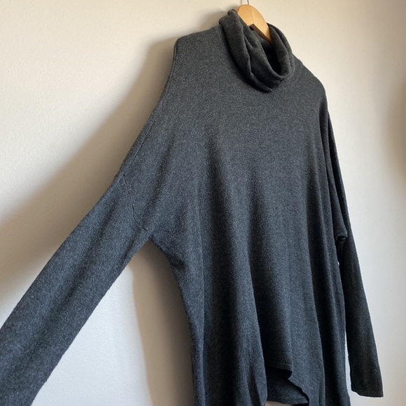 C’est Moi. Turtleneck sweater. Heather grey. One size. U-hem. - Picture 3 of 7